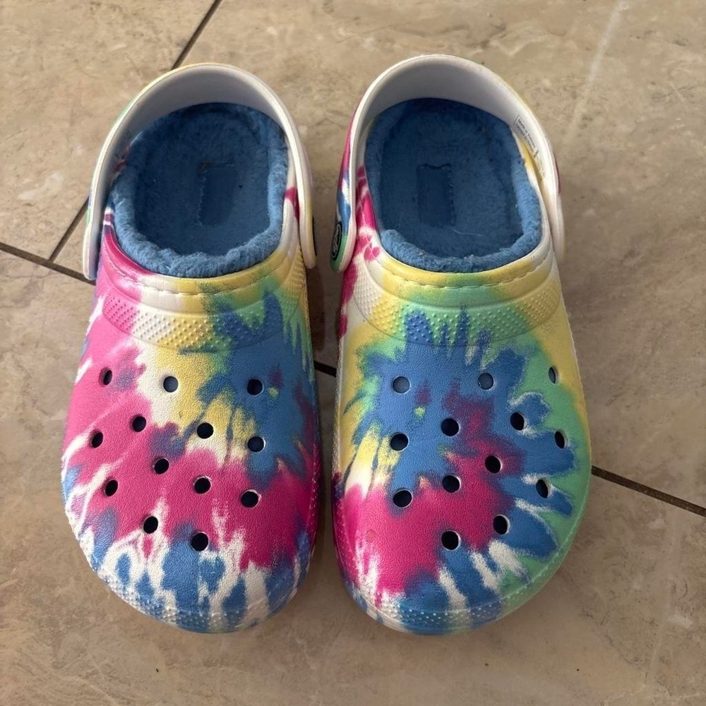 Crocs Kids Classic Fuzz Lined Tie Dye Clogs Multi Color Shoes Size J2